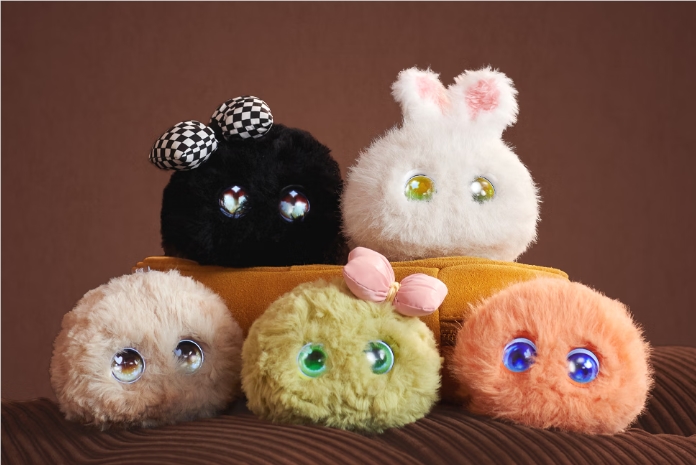 京东京造AI玩具覆盖全龄段!“唠唠鹦”陪老人听戏、“球球墨墨”解职场焦虑,AI陪伴进入家庭刚需时代